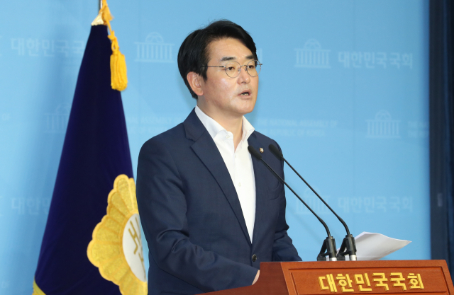 더불어민주당 박용진 의원이 18일 오전 국회 소통관에서 상법 개정안 발의 기자회견을 하고 있다. 연합뉴스