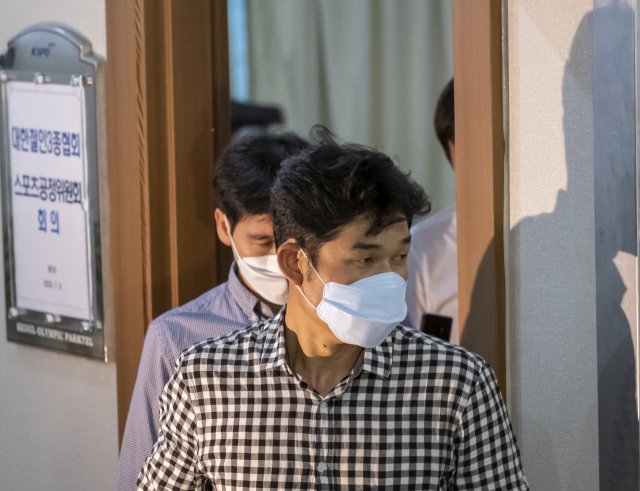 고 최숙현 선수 사망 사건과 관련해 6일 오후 서울 송파구 올림픽파크텔에서 열린 대한철인3종협회 스포츠공정위원회에서 가해자로 지목된 김규봉 경주 트라이애슬론 감독이 소명을 마친 후 회의장에서 나서고 있다. 연합뉴스
