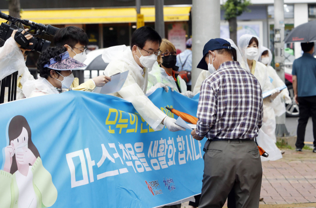 14일 오전 광주 북구 우산근린공원에서 문인 북구청장, 공직자, 우산동 자생단체 회원들이 코로나19 지역사회 확산 예방을 위해 