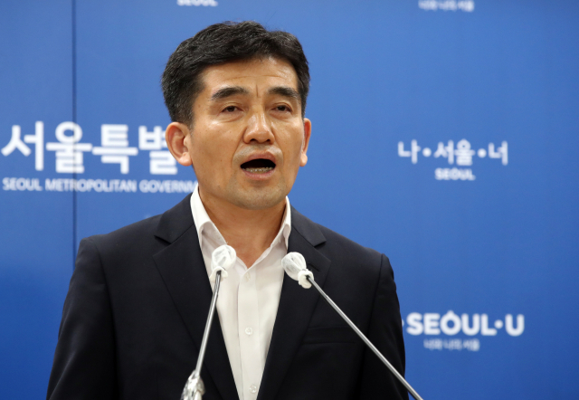 황인식 서울시 대변인이 22일 오전 서울시청에서 피해자 지원 단체 2차 기자회견에 대한 서울시 입장을 발표하고 있다. 연합뉴스