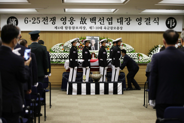 15일 오전 서울 송파구 서울아산병원에서 열린 고(故) 백선엽 장군 영결식에서 고인의 시신이 영정사진 앞에 놓이고 있다. 연합뉴스
