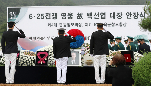 15일 오전 대전시 유성구 갑동 국립대전현충원에서 