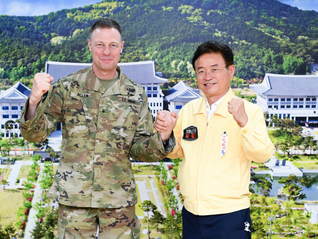 15일 경북도청을 방문한 미 19지원사령관 스티븐 알랜 장군이 이철우 경북도지사와 기념촬영을 하고 있다. 경북도 제공