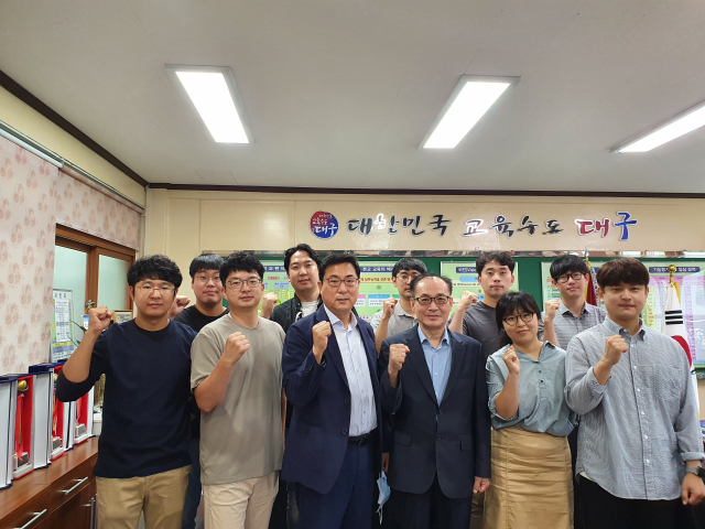 제40회 대구시교육자료전시회에서 단체 최우수상을 받은 경북기계공고 교사들. 경북기계공고 제공