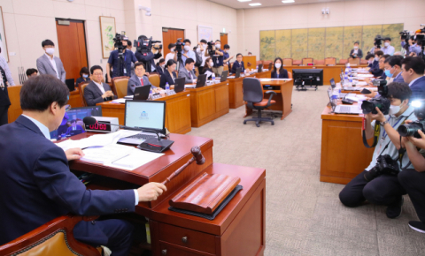 도종환 위원장(왼쪽)이 14일 국회 문화체육관광위원회 전체회의에서 고 최숙현 선수와 관련한 