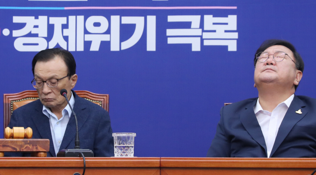 더불어민주당 이해찬 대표와 김태년 원내대표 15일 서울 여의도 국회에서 열린 최고위원회의에서 발언을 듣고 있다. 이 대표는 최고위원회의에서 고 박원순 서울시장 성추행 의혹과 관련 피해자에게 사과했다. 연합뉴스