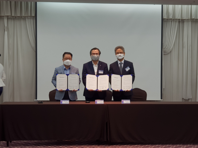 경상북도경제진흥원과 경북창조경제혁신센터, 경북구미스마트산단사업단은 15일 기업애로 해소 및 스마트산단 활성화를 위해 업무협약을 체결했다. 경상북도경제진흥원 제공