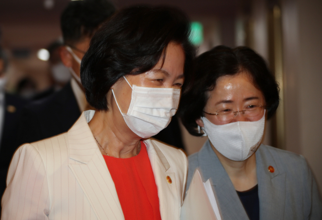 추미애 법무부 장관(왼쪽)이 14일 정부서울청사에서 열린 국무회의에 참석하고 있다. 연합뉴스