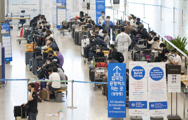15일 오후 인천국제공항 입국장에서 교통편을 기다리는 입국자들 모습. 연합뉴스
