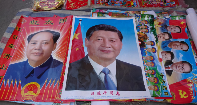 시진핑(가운데)과 마오쩌둥(왼쪽) 등 역대 중국 지도자들.