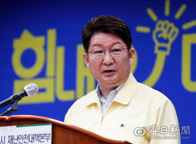 권영진 대구시장이 16일 오전 2차 생계자금 지급 관련 대시민 담화문을 발표하고 있다. 우태욱 기자 woo@imaeil.com