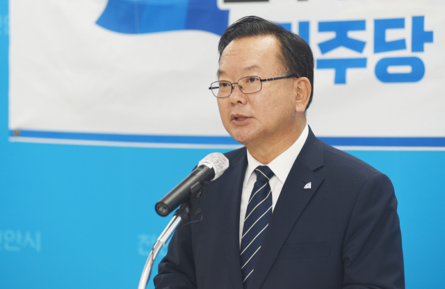 더불어민주당 차기 당 대표 선거에 나선 김부겸 전 의원이 16일 충남 천안시청 브리핑실에서 기자간담회 중 모두발언을 하고 있다. 연합뉴스