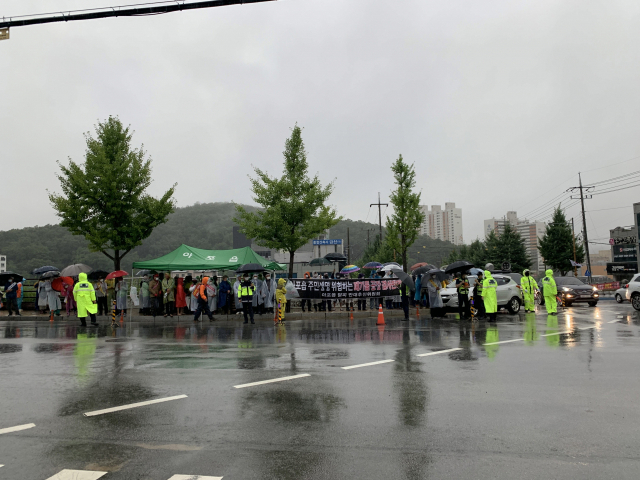 지난 13일 아포농공단지에 폐수오니를 이용한 비료제조공장 입주를 반대하는 아포읍주민들이 김천시청앞에서 반대 시위를 벌이고 있다. 신현일 기자