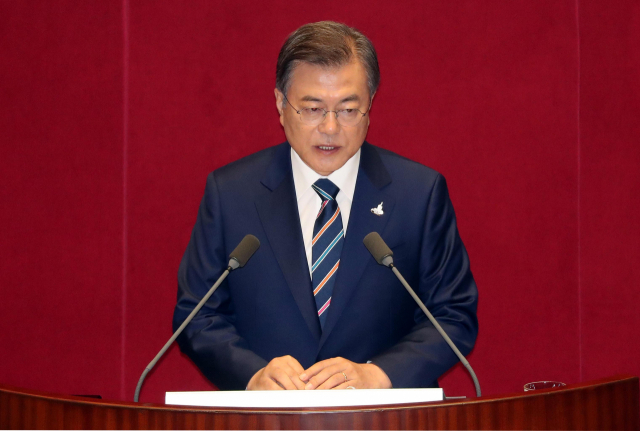문재인 대통령이 16일 국회 본회의장에서 열린 제21대 국회 개원식에서 개원축하 연설을 하고 있다. 연합뉴스