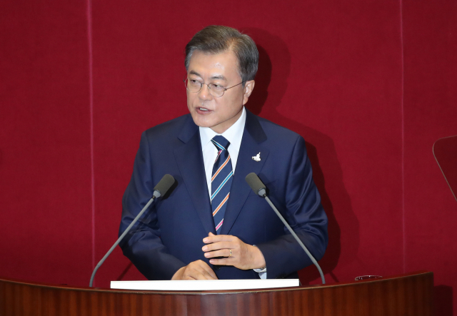문재인 대통령이 16일 국회에서 열린 제21대 국회 개원식에서 연설하고 있다. 연합뉴스