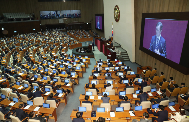 문재인 대통령이 16일 국회에서 열린 제21대 국회 개원식에서 연설하고 있다. 연합뉴스