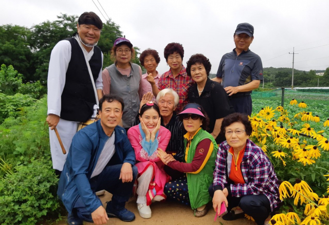 영천시 화남면 안천1리 주민들과 TBC 싱싱 고향별곡 제작진이 기념촬영을 하고 있다. 영천시 제공