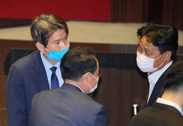 이인영 통일부장관 후보자(왼쪽)와 더불어민주당 김영진 원내총괄수석부대표가 16일 국회 본회의장에서 논의하고 있다. 연합뉴스