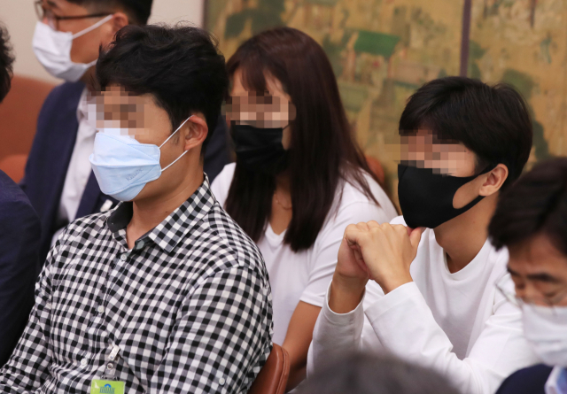 6일 오전 서울 여의도 국회에서 열린 문화체육관광위원회 전체회의에서 경주시청 트라이애슬론(철인3종경기)팀 김규봉(왼쪽부터) 감독과 장윤정, 김도환 선수가 회의 모습을 지켜보고 있다. 연합뉴스