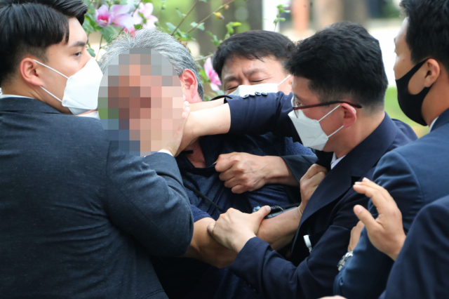 16일 오후 열린 국회 본회의에서 문재인 대통령이 개원 축하연설을 마치고 국회 본청을 걸어나오는 순간 한 시민이 문 대통령에게 소리를 치며 접근하려하자 경호요원들이 제지하고 있다. 연합뉴스
