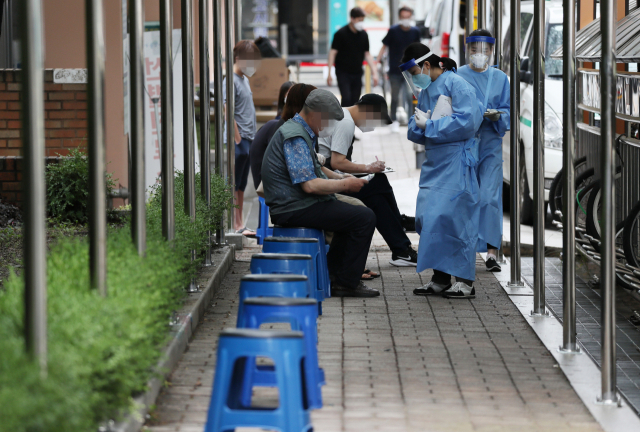 수도권 교회와 방문판매업체를 중심으로 코로나19 확진자가 발생하고 있는 가운데 지난달 30일 서울 관악구 보건소 선별진료소에서 시민들이 검사를 받기 위해 기다리고 있다. 연합뉴스