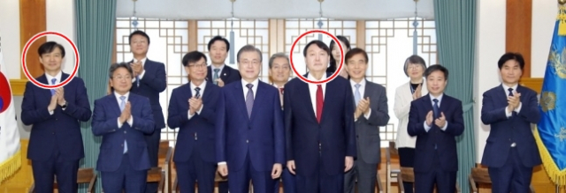 문재인 대통령이 지난해 7월 25일 오전 청와대에서 윤석열 신임 검찰총장(오른쪽 빨간원)에게 임명장을 수여한 뒤 기념촬영을 하고 있다. 왼쪽 빨간원 안 인물은 조국 당시 민정수석. 연합뉴스