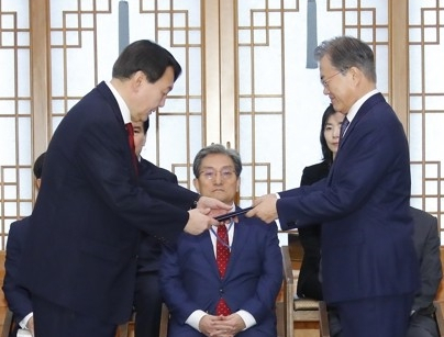 문재인 대통령이 지난해 7월 25일 오전 청와대에서 윤석열 신임 검찰총장에게 임명장을 수여하고 있다. 연합뉴스