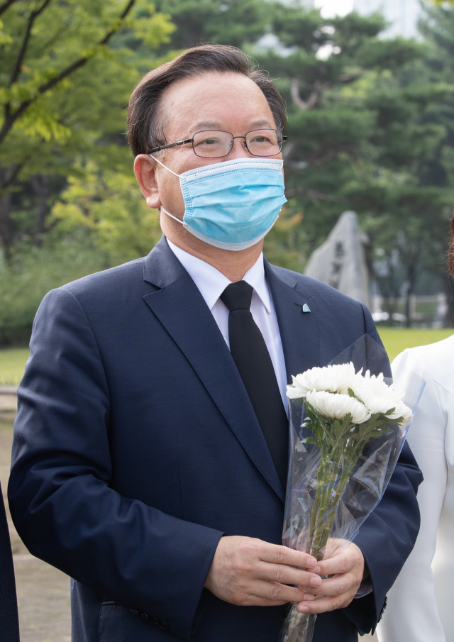 더불어민주당 차기 당 대표 선거에 나선 김부겸 전 의원이 17일 오전 대전시 서구 둔산동 3.8 민주의거탑을 참배하고 있다. 연합뉴스
