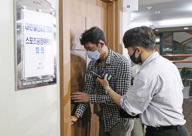 고 최숙현 선수 사망 사건과 관련해 6일 오후 서울 송파구 올림픽파크텔에서 열린 대한철인3종협회 스포츠공정위원회에서 가해자로 지목된 김규봉 경주 트라이애슬론 감독이 회의장으로 들어서고 있다. 연합뉴스