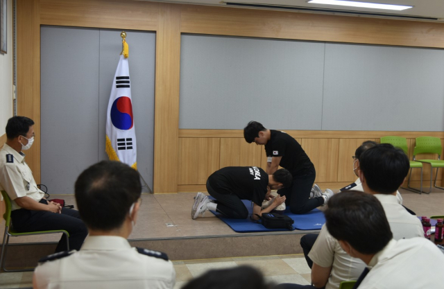 대구 중부소방서(서장 신기선)는 17일 「제9회 대구광역시 일반인 심폐소생술 경연대회」를 대비해 자체 시연회를 가졌다. 대구 중부소방서 제공