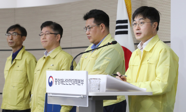 윤태호 중앙사고수습본부 방역총괄반장(오른쪽)이 10일 오전 세종시 정부세종청사에서 코로나19 중앙재난안전대책본부 정례브리핑을 마친 뒤 취재진의 질문에 답변하고 있다. 연합뉴스
