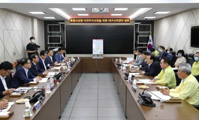 장상수 대구시의회 의장 등 의장단이 의성군청을 방문, 통합신공항 문제와 관련, 김주수 의성군수와 면담을 가졌다. 장상수 대구시의회 의장은 김주수 의성군수를 만나 