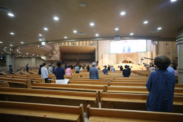 지난 12일 오전 광주 남구 포도원교회에서 사회적 거리두기 2단계에 따라 50명 미만의 신도들만 예배당에 출입해 예배를 하고 있다. 사진은 기사 본문과 무관함. 연합뉴스