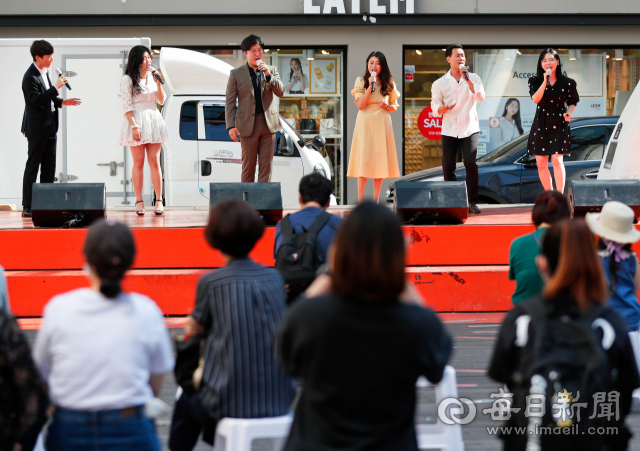 코로나19로 지친 시민들을 위한 거리공연이 17일 오후 대구 동성로에서 열린 가운데 초이스 씨어터 뮤지컬 배우들이 공연을 펼치고 있다. 우태욱 기자 woo@imaeil.com