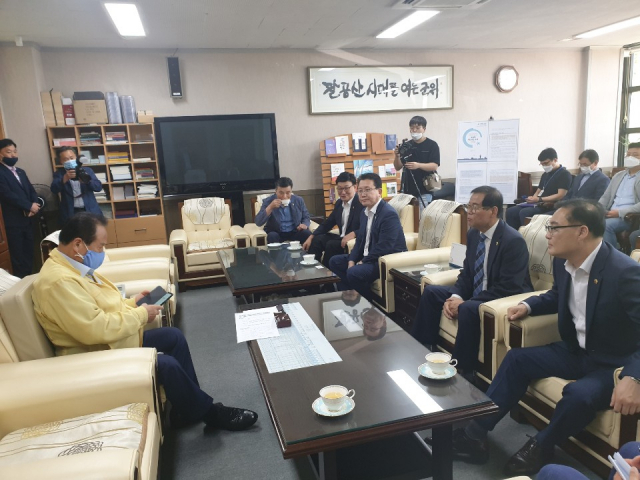 김영만 경북 군위군수와 대구시의회 의장단이 17일 군위군청에서 만나 대구경북 통합신공항 이전지와 관련한 얘기를 나누고 있다. 군위군 제공
