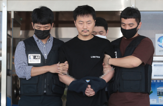 미성년자 성 착취물 1천300개를 제작해 음란사이트에 연재한 배준환이 17일 제주동부경찰서에서 검찰로 이송되고 있다. 연합뉴스