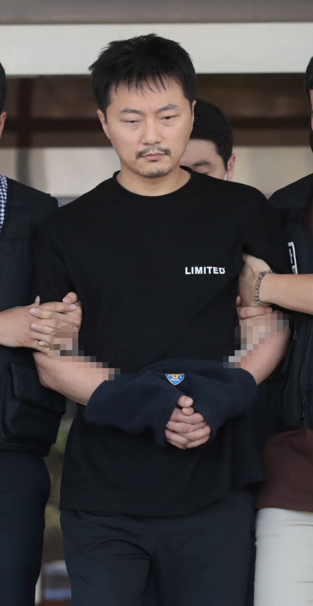 미성년자 성 착취물 1천300개를 제작해 음란사이트에 연재한 배준환이 17일 제주동부경찰서에서 검찰로 이송되고 있다. 연합뉴스