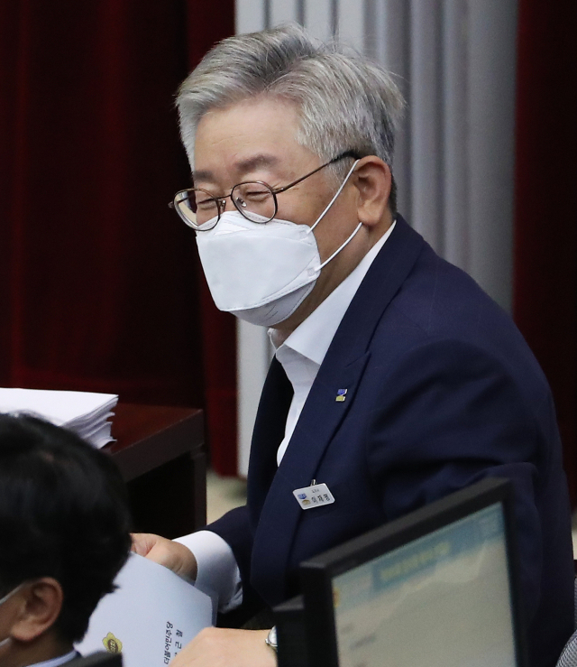 이재명 경기도지사가 17일 오전 경기도 수원시 경기도의회에서 열린 제345회 임시회 제3차 본회의에 참석하며 미소를 짓고 있다. 연합뉴스