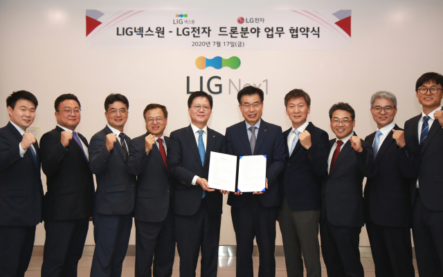 LIG넥스원과 LG전자가 17일 국내·외 드론 산업 기반 확대를 위해 업무협약을 체결하고 기념촬영을 하고 있다. LIG 넥스원 제공