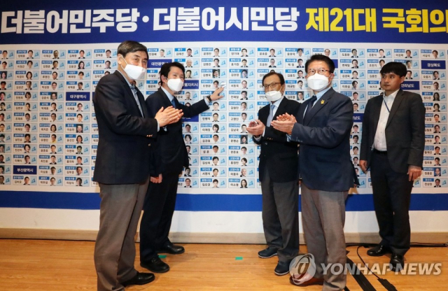 이해찬 더불어민주당 대표(오른쪽 세 번째)가 지난 4월 15일 오후 국회 의원회관에 마련된 당 선거상황실에서 21대 총선 종합상황판에 당선 스티커를 붙이고 있다. 연합뉴스