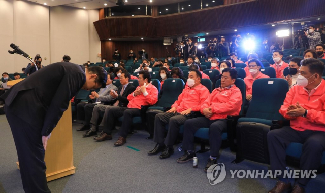 황교안 미래통합당 대표가 지난 4월 15일 국회도서관 강당에 마련된 미래통합당-미래한국당 21대 총선 개표상황실에서 사퇴 인사를 하고 있다. 연합뉴스