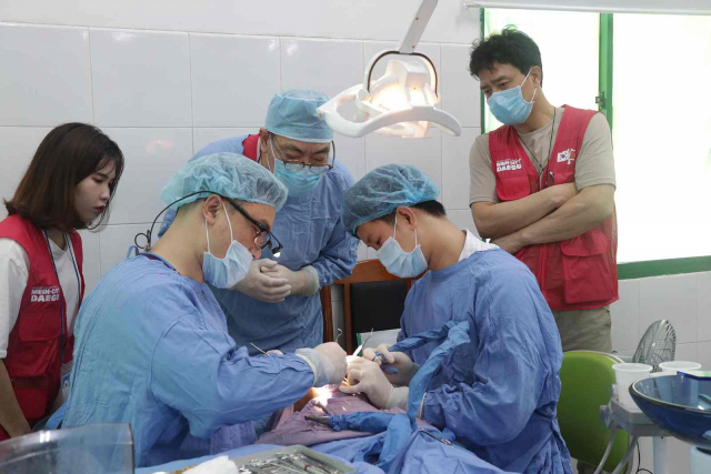 대구 의료진이 베트남 다낭에서 의료 봉사를 하고 있다. 대구시 제공