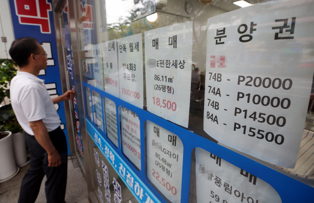 아파트 분양권 사기가 기승을 부리고 있는 가운데 아파트 분양권 전매를 미끼로 억대 사기사건이 발생해 경찰이 수사에 나섰다. 사진은 수도권의 한 부동산중개업소의 분양권 프리미엄 금액 안내문. 연합뉴스