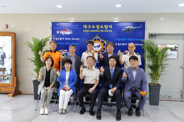 이광성(앞줄 가운데) 대구 수성소방서장과 조용성(앞줄 오른쪽에서 두번째) 수성구의회 의장 등이 간담회를 마치고 기념촬영을 하고 있다. 수성소방서 제공