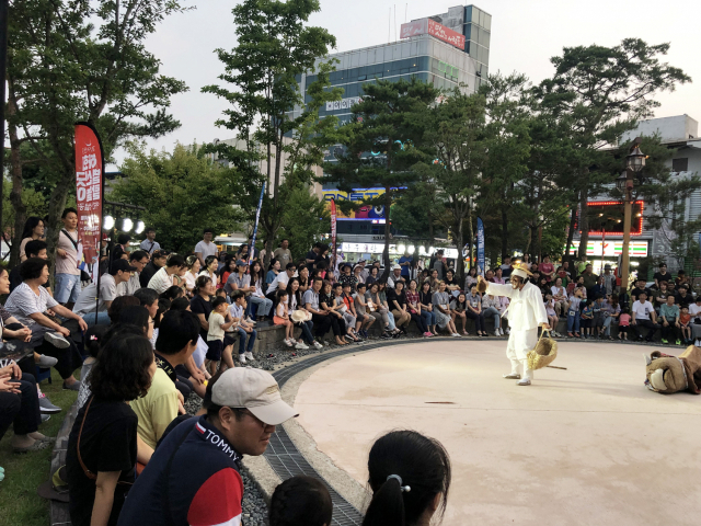 안동시는 다양한 문화콘텐츠 운영으로 코로나19로 지친 여행객들의 몸과 마음을 힐링시켜주고 있다. 사진은 도심에서 펼쳐지는 하회별신굿탈놀이 야간 상설공연 모습. 매일신문 D/B