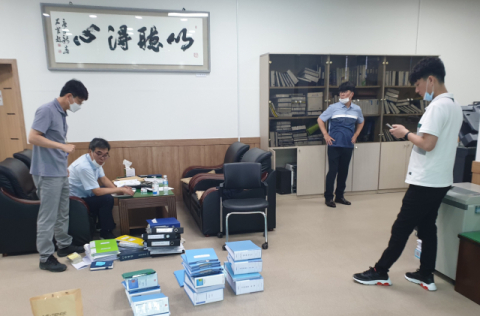 20일 오전 검찰 수사관들이 경주 황성동에 있는 경주시체육회 사무실을 압수수색하고 있다. 독자 제공