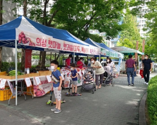 공무원연금공단 대구지부는 18일 대구 동구 동호상록공무원 아파트에서 의성군 지역 농가 돕기 농·특산물 직거래 장터를 열었다.