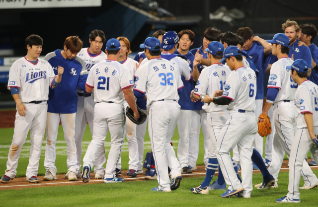 삼성라이온즈가 지난 18일 롯데자이언츠에 2연승을 올리고 자축하고 있다. 삼성라이온즈 제공