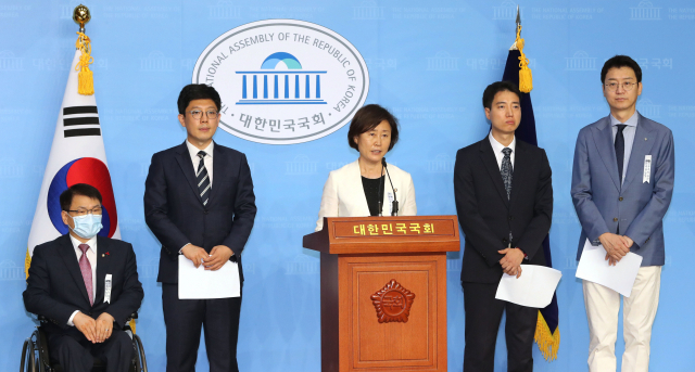 미래통합당 정강정책개정특위 위원들이 20일 오전 서울 여의도 국회 소통관에서 특위 활동사항 대국민보고 기자회견을 하고 있다. 왼쪽부터 이종성 의원, 김병민 정강정책개정특위 위원장, 윤주경 의원, 김보람 정강정책개정특별위 위원, 김웅 의원. 연합뉴스