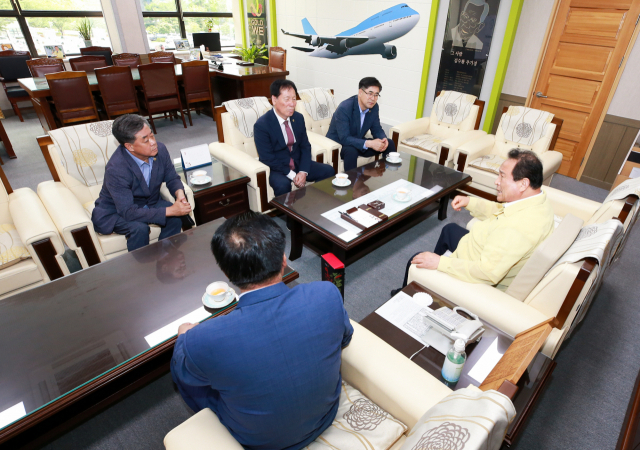 경북도의회 의장단이 20일 김영만 군위군수를 만나 통합신공항 관련 대승적 결단을 촉구하고 있다. 경북도의회 제공